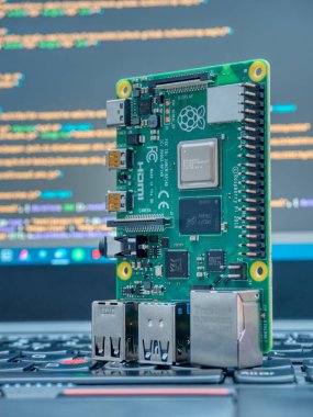 Galati, ROMANIA - 22 Mart 2020: Bir Raspberry Pi 4 Model-B 'nin dizüstü bilgisayarda yakın çekimi. Ahududu Pi, İngiltere 'de geliştirilmiş kredi kartı büyüklüğünde tek kartlı bir bilgisayardır.