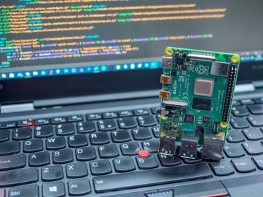 Galati, ROMANIA - 22 Mart 2020: Bir Raspberry Pi 4 Model-B 'nin dizüstü bilgisayarda yakın çekimi. Ahududu Pi, İngiltere 'de geliştirilmiş kredi kartı büyüklüğünde tek kartlı bir bilgisayardır.