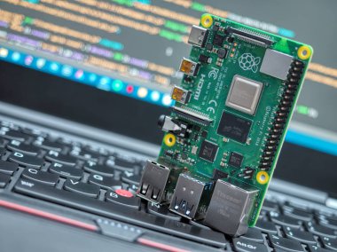 Galati, ROMANIA - 22 Mart 2020: Bir Raspberry Pi 4 Model-B 'nin dizüstü bilgisayarda yakın çekimi. Ahududu Pi, İngiltere 'de geliştirilmiş kredi kartı büyüklüğünde tek kartlı bir bilgisayardır.