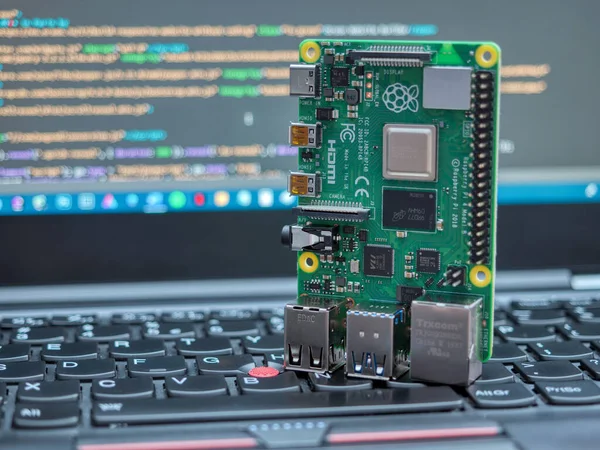 Galati, ROMANIA - 22 Mart 2020: Bir Raspberry Pi 4 Model-B 'nin dizüstü bilgisayarda yakın çekimi. Ahududu Pi, İngiltere 'de geliştirilmiş kredi kartı büyüklüğünde tek kartlı bir bilgisayardır.