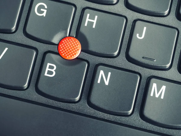 Ein Nahaufnahme Foto Des Roten Zeigesticks Auf Einer Laptop Tastatur — Stockfoto