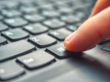 Galati, Romanya - 06 Nisan 2020: Microsoft Windows klavyesinde Windows Key tuşuna basan dizüstü bilgisayar kullanıcısı