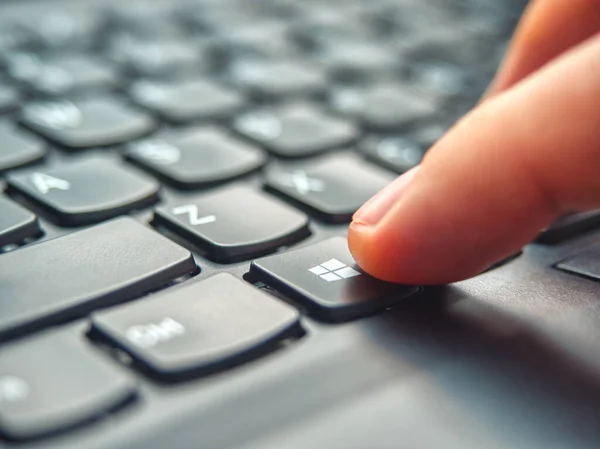 Galati, Romanya - 06 Nisan 2020: Microsoft Windows klavyesinde Windows Key tuşuna basan dizüstü bilgisayar kullanıcısı