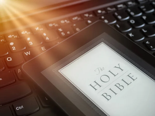 Nahaufnahme Eines Ebook Readers Mit Der Heiligen Bibel Auf Einer — Stockfoto