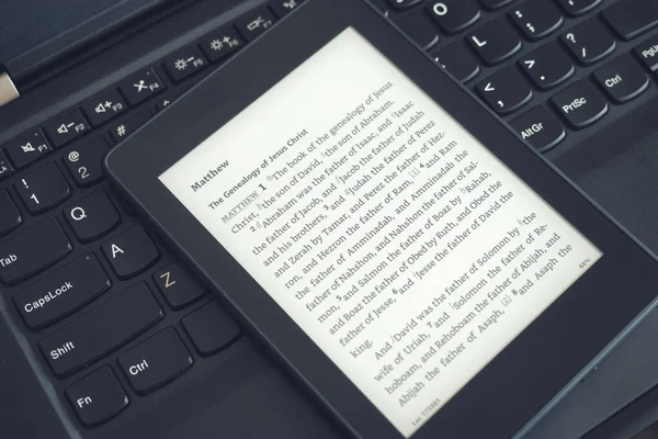 Großaufnahme Eines Ebook Readers Mit Der Heiligen Bibel Auf Einer — Stockfoto