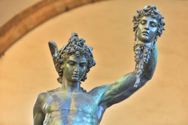  İtalya, Floransa 'da Medusa' nın başındaki Perseus 'un antik tarz heykeli