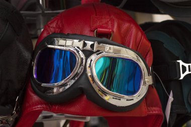 Googles ile motosiklet ve havacı kask şapka