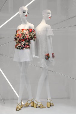 Bir modern duran iki beyaz mankenler pencere depolamak