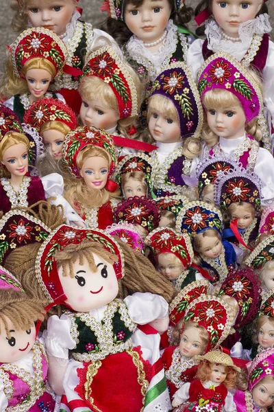 Boneca de lembrança húngara tradicional na loja de presentes — Fotografia de Stock