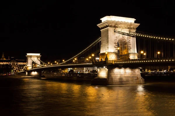 Gece Budapeşte, Macaristan, ünlü zincir köprü — Stok fotoğraf