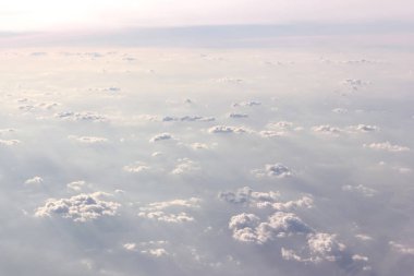 Bulutlar uçak penceresinden görüntülemek