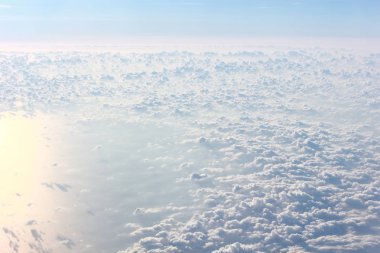 Bulutlar uçak penceresinden görüntülemek