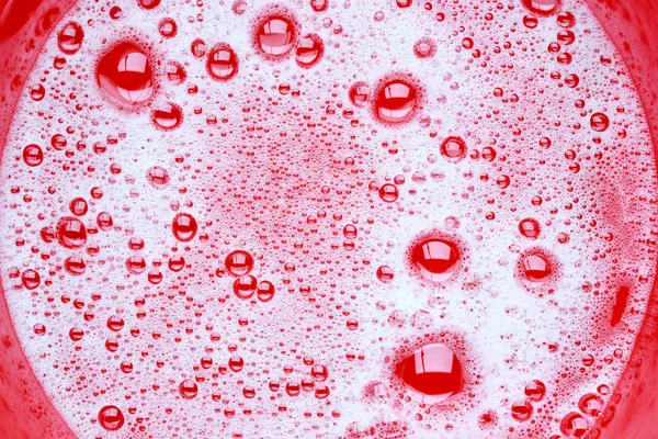 Zeepbellen in rode bekken — Stockfoto