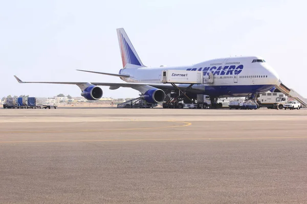 Sharm El Sheikh, Mısır - 16 Ekim 2012: Transaero Airlines Boeing 747 Şarm El Şeyh Uluslararası Havaalanı'nda (Ssh Park).