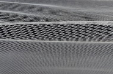 Portre siyah arka plan üzerine soyut beyaz örgü