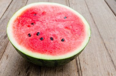 Ahşap arka planda karpuz dilimi