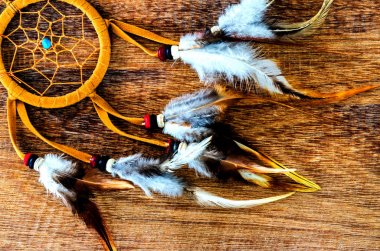 ahşap arka plan üzerinde bir Kızılderili rüya yakalayıcı