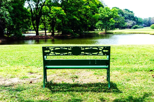 Parkta oturuyor.