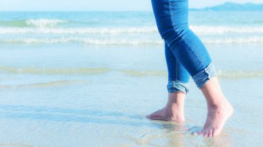 su ve kum üzerinde Sahilde yürüyüş