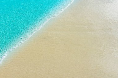 Kumsalda Mavi Okyanusun Yumuşak Dalgası