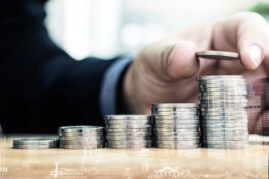 Çift pozlama, işadamı el koymak paralar için yığın, madeni paralarla kavramı, para tasarrufu