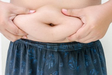 Closeup Belly Fat izole beyaz zemin üzerine, göbekli erkeklerin