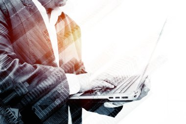 Siyah beyaz resim, arka plan eski vintage tuğla duvar