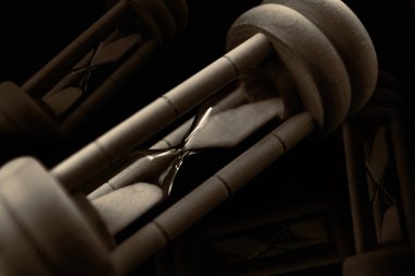 Siyah arka plan üzerine kum saati. Kavram giriş saati.