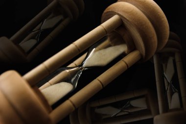 Siyah arka plan üzerine kum saati. Kavram giriş saati.