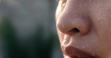 ter egzersiz dan Asya kadının yüzünde kapatın