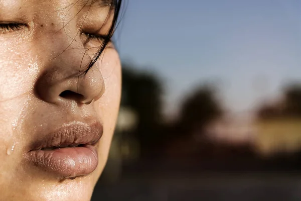 アジアの女性の顔の発汗をクローズ アップ 都市公園で健康のための運動 — ストック写真