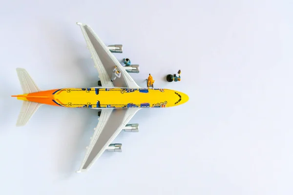 Primer plano avión en miniatura y técnicos de mantenimiento y chec — Foto de Stock