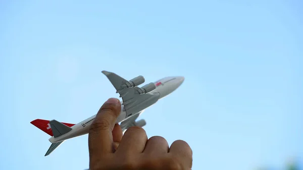 Giovane Asiatico Possesso Miniatura Giocattolo Aeroplano Volare Nuvola Cielo Blu — Foto Stock