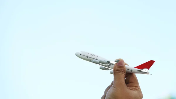 Giovane Asiatico Possesso Miniatura Giocattolo Aeroplano Volare Nuvola Cielo Blu — Foto Stock