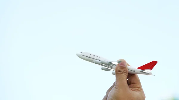 Joven Asiática Sosteniendo Miniatura Juguete Avión Volando Nube Azul Cielo — Foto de Stock