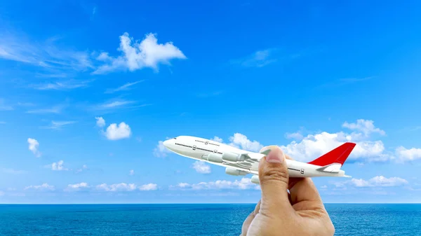 Joven Asiática Sosteniendo Miniatura Juguete Avión Volando Nube Azul Cielo — Foto de Stock