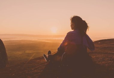 Minyatür işçi arabadaki motoru tamir etti ve kontrol etti. Bakım servisi konsepti.