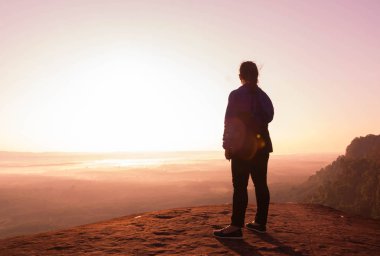 Minyatür işçi arabadaki motoru tamir etti ve kontrol etti. Bakım servisi konsepti.