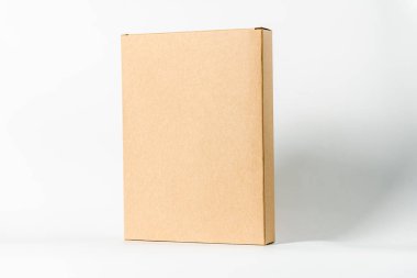 Bankanın kapağını beyaz arkaplanlı kağıt maket kutusunu kapat