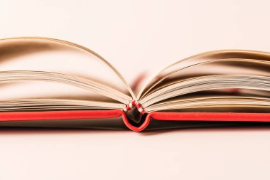 Beyaz arkaplan üzerine açık kitapları kapat