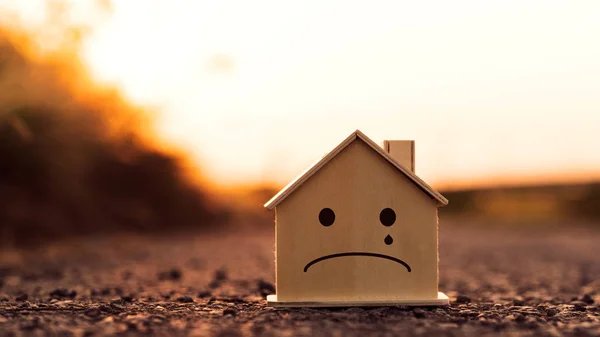 Closeup mockup dům dřevo s tváří smutné emoce při západu slunce backgr — Stock fotografie