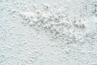 Boya çimento arka planındaki suyu soyuyor. Koşul