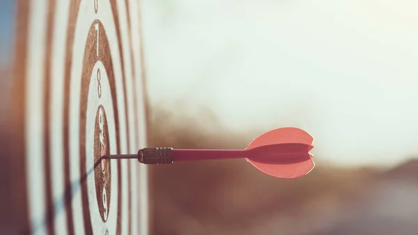 Close Red Dart Arrow Hitting Target Center Dartboard Sunset Background — Stock Photo, Image