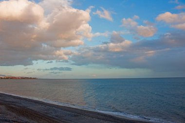 Günbatımı, deniz, gökyüzü, bulutlar. İspanya.