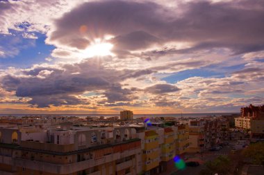 Gökyüzü, bulutlar, ya. Estepona şehir, Endülüs, İspanya.