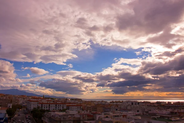 Cielo, anche nuvole. Estepona città, Andalusia, Spagna . — Foto Stock