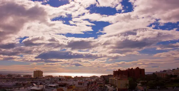 Cielo, nubes, tampoco. Ciudad de Estepona, Andalucía, España . — Foto de Stock