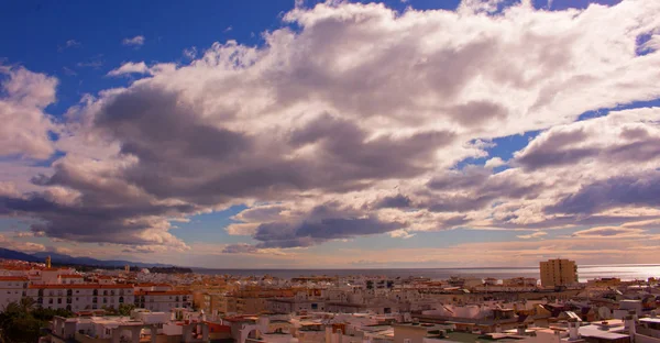 Cielo, nubes, tampoco. Ciudad de Estepona, Andalucía, España . — Foto de Stock