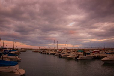 Bağlantı noktası. Günbatımı gökyüzü.