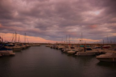 Bağlantı noktası. Günbatımı gökyüzü.
